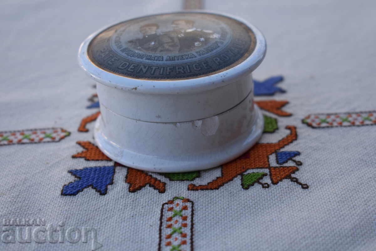 Аукцион Рядка порцеланова кутийка