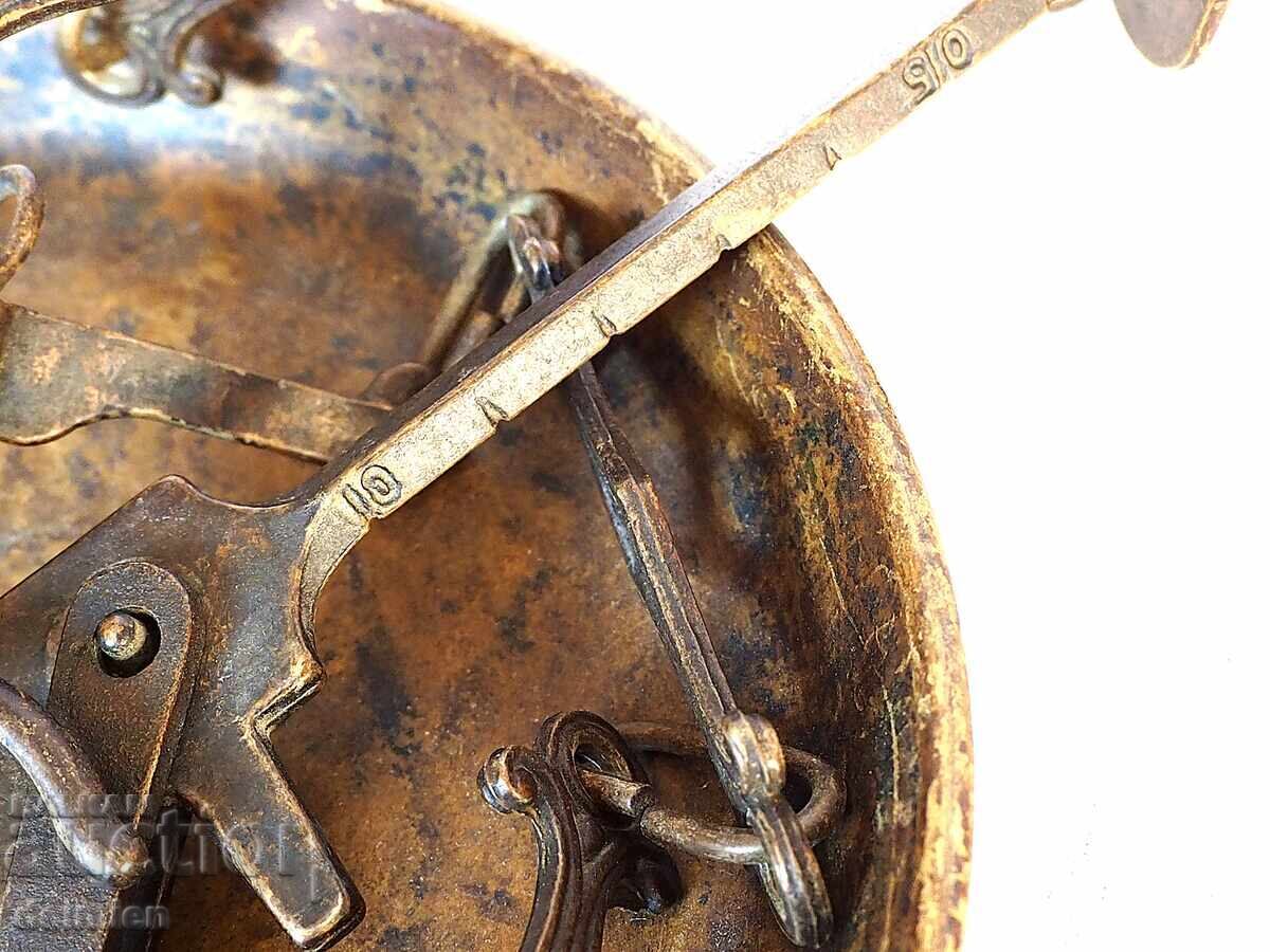 Livrarea CÂNTAR ANTIC DIN SECOLUL AL XIX-LEA, BALANȚĂ OTOMANĂ BEDUINĂ DIN CUPRU ȘI BRONZ Livrarea CÂNTAR ANTIC DIN SECOLUL AL XIX-LEA, BALANȚĂ OTOMANĂ BEDUINĂ DIN CUPRU ȘI BRONZ