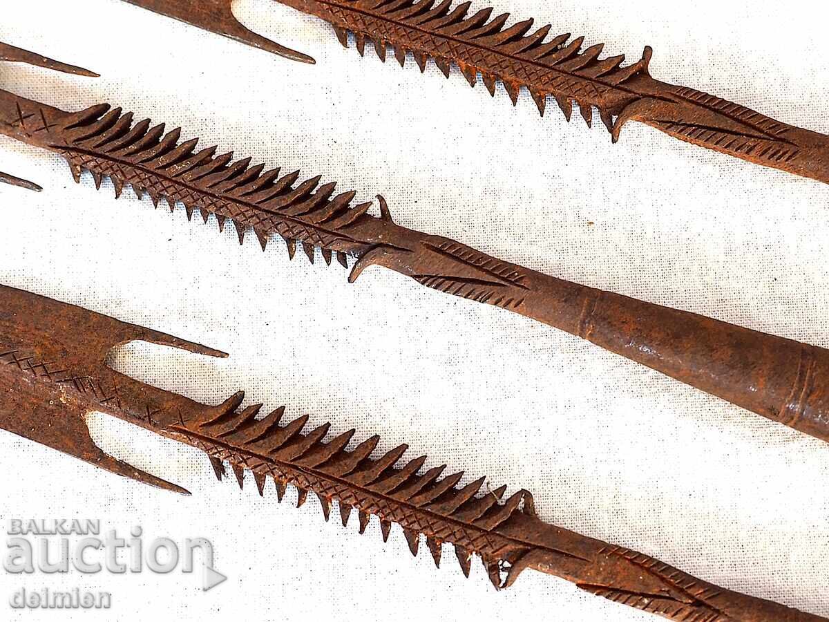 Delivery of ANTIQUE 3 PIECES IRON BLADES AFRICA, HUNTING FISHING, SPEARS 1800