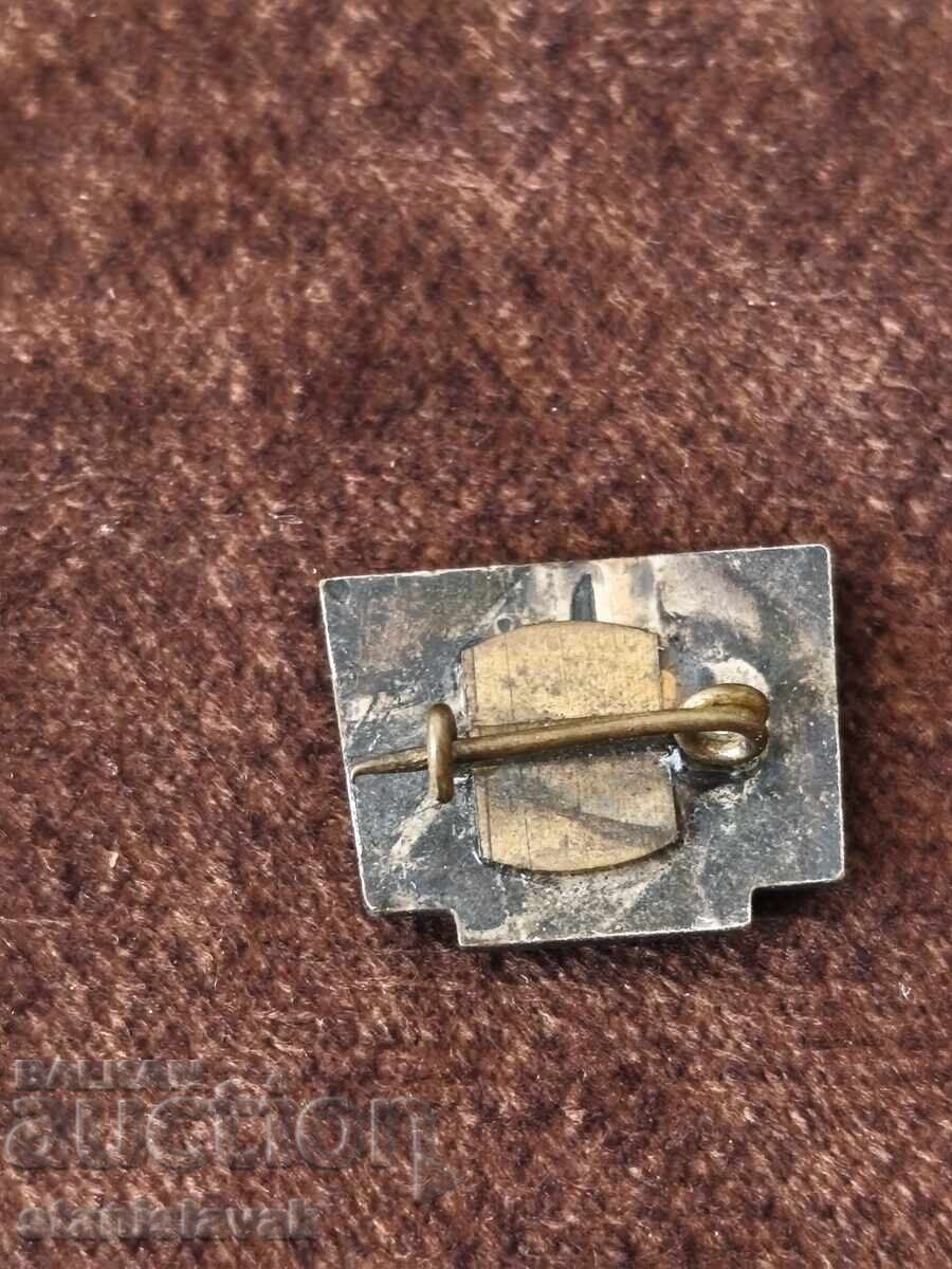 Insignă Uzina de Tractoare Karlovo - Argintie cu preț € 5.00 | 9.78 BGN