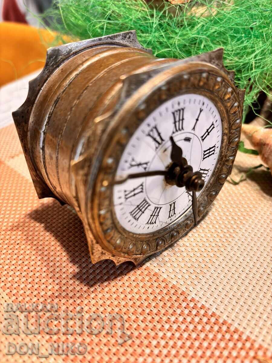 Ceas de masă din bronz, secolul al XIX-lea cu preț € 120.00 | 234.70 BGN Ceas de masă din bronz, secolul al XIX-lea cu preț € 120.00 | 234.70 BGN