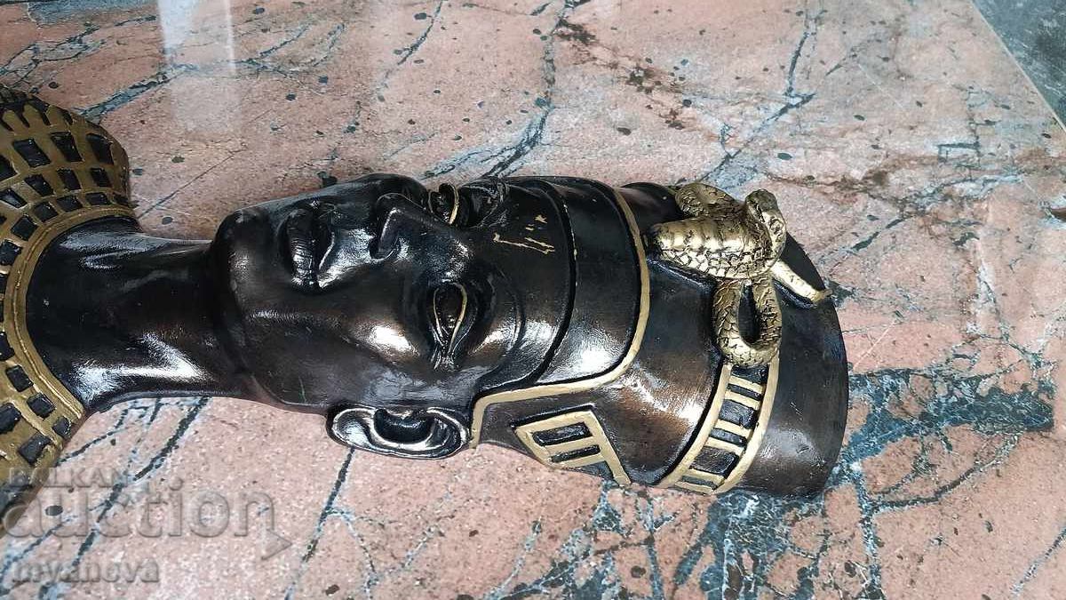 Delivery of Nefertiti, bas-relief of the Egyptian queen