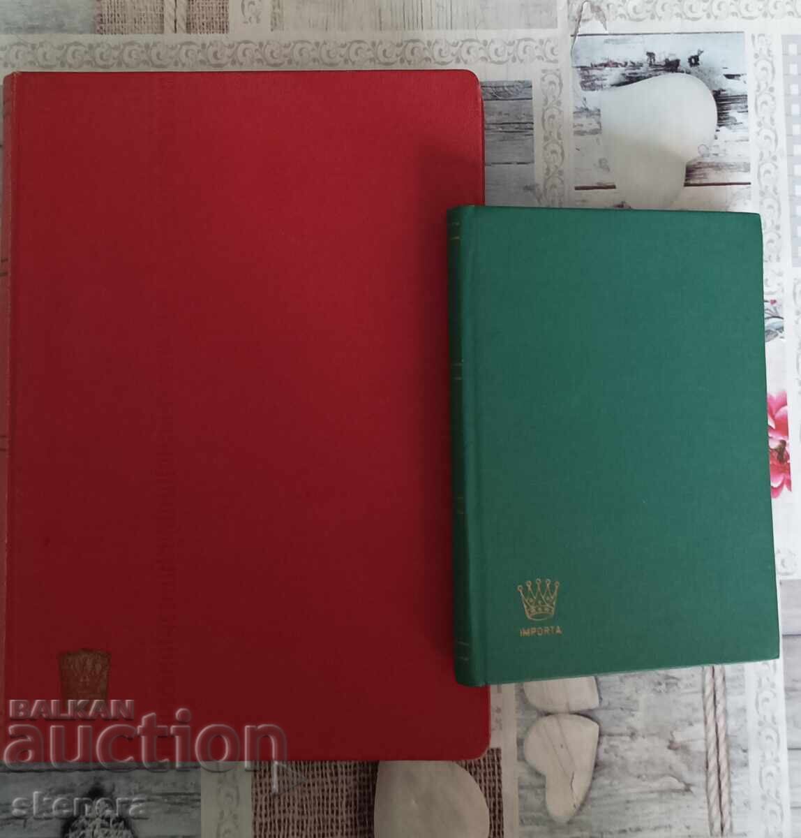 Două albume cu timbre poștale