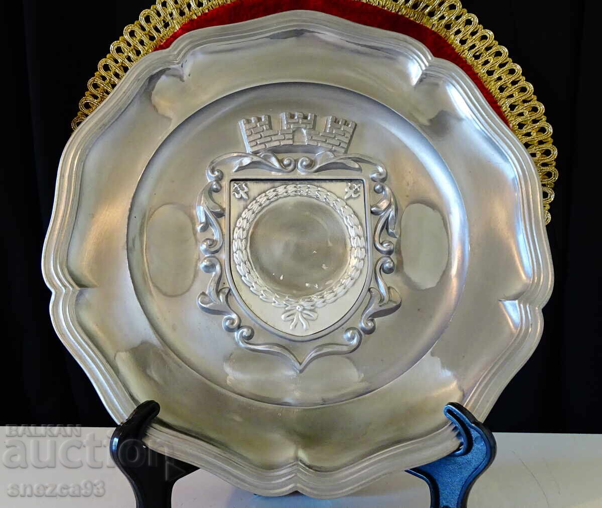 Farfurie din cositor, castel, coroană de lauri, ornamente, nuntă de cositor