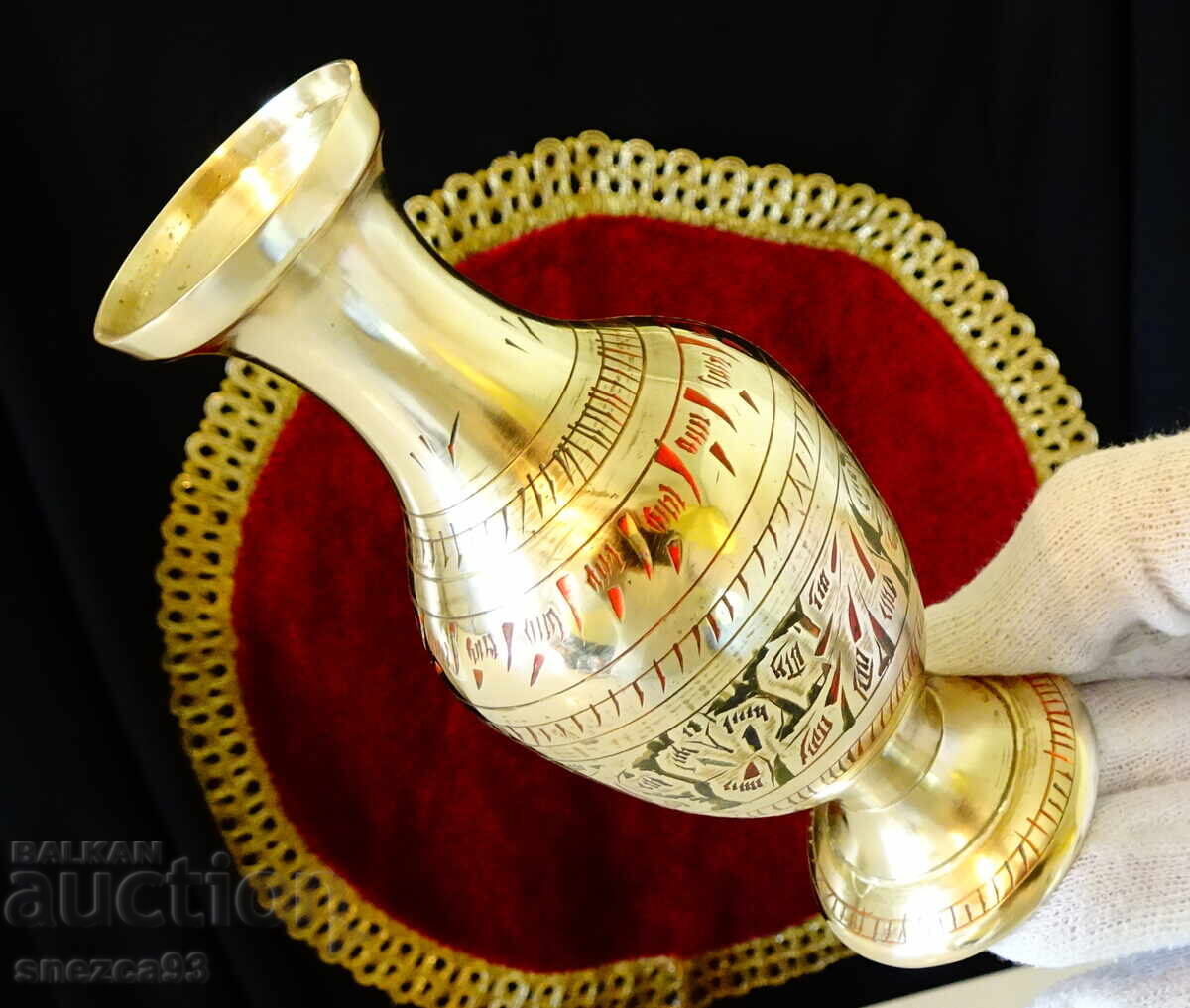 Licitație Vază din bronz pentru un trandafir, email cloisonné, ștanțată