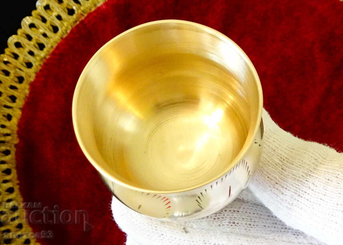 Бронзова чаша на столче,за ракия,ликьор. с цена € 4.60 | 9.00 лв.