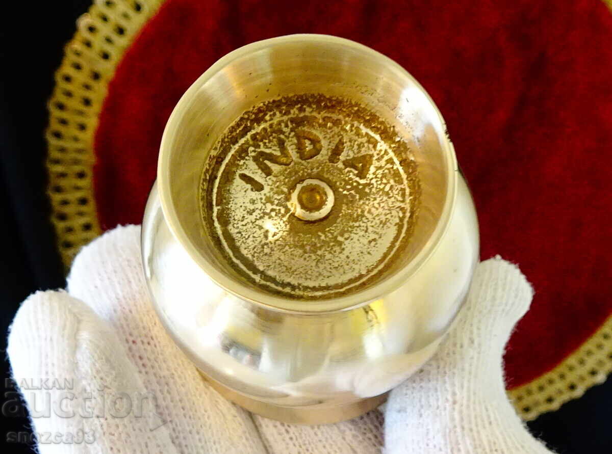 Доставка на Бронзова чаша на столче,за ракия,ликьор.