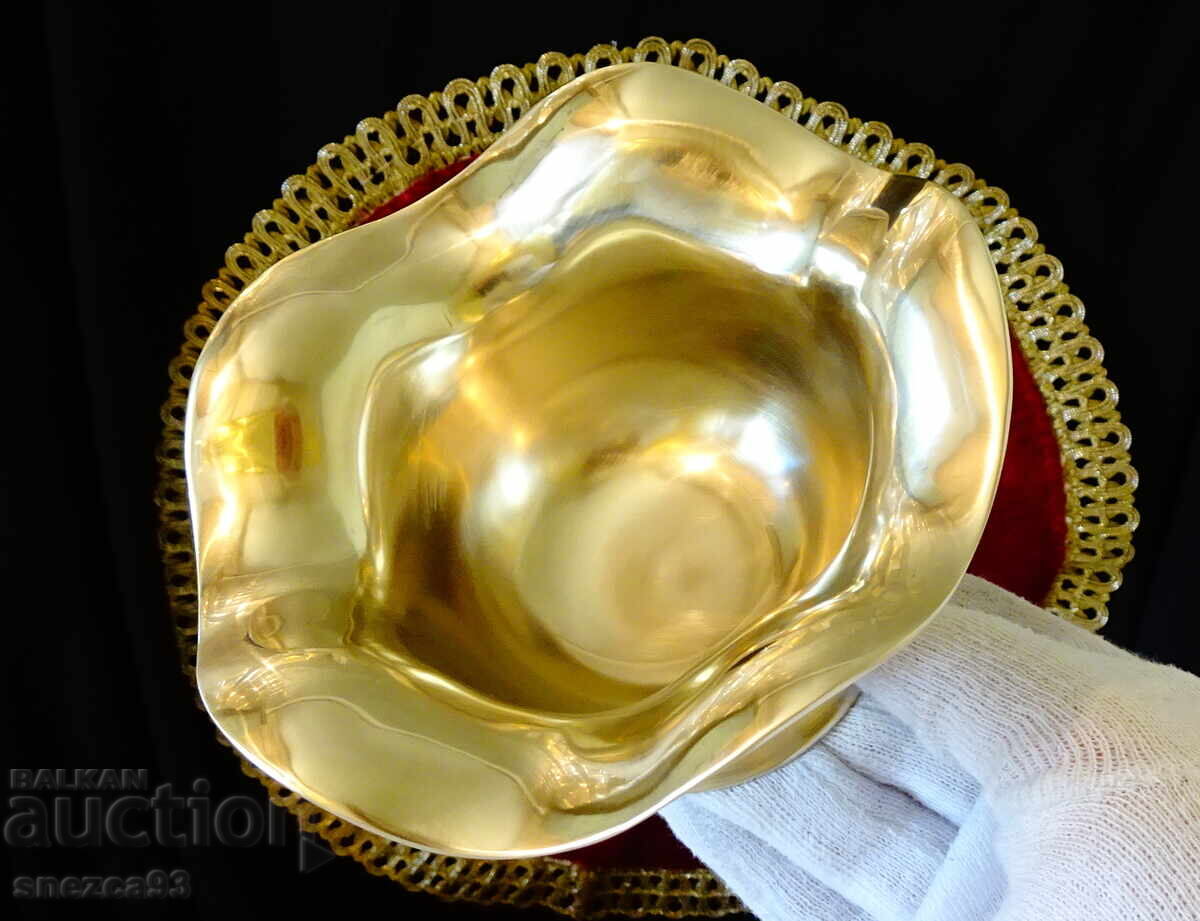 Bombonieră din bronz pe piedestal, bol pentru servire cu preț € 15.99 | 31.27 BGN