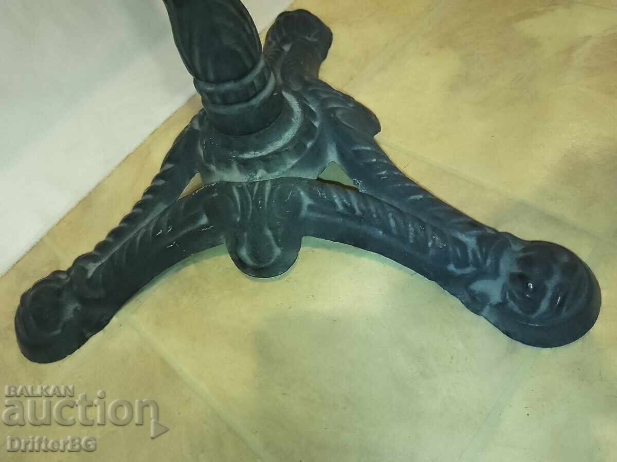 Bază masivă din fontă pentru masă (9–10 kg) – Stil retro cu preț € 20.00 | 39.12 BGN