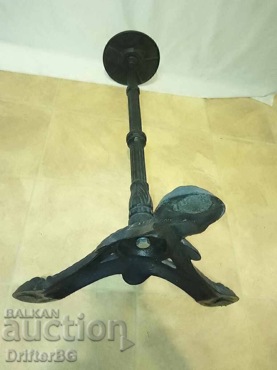 Livrarea Bază masivă din fontă pentru masă (9–10 kg) – Stil retro