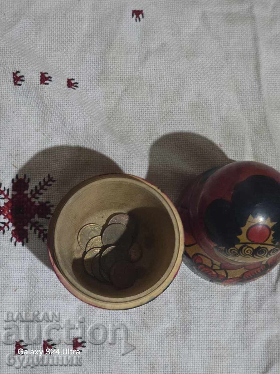 Παράδοση Τεράστια παλιά ρωσική ματριόσκα 50 ετών. Με 12 νομίσματα
