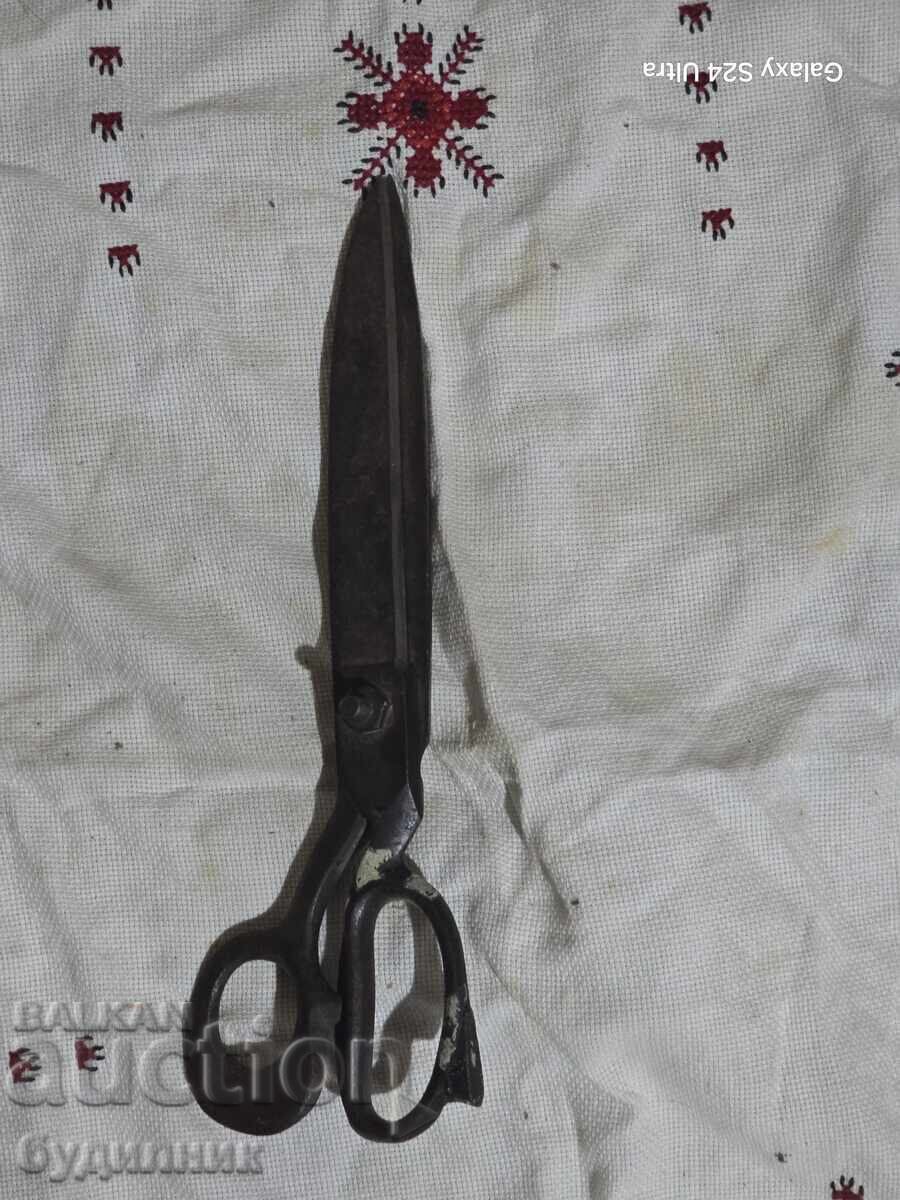Τεράστιο ψαλίδι. Πρόκειται για παλιό επαγγελματικό ψαλίδι ραπτικής (κοπτικής) με τιμή € 4.99 | 9.76 BGN Τεράστιο ψαλίδι. Πρόκειται για παλιό επαγγελματικό ψαλίδι ραπτικής (κοπτικής) με τιμή € 4.99 | 9.76 BGN