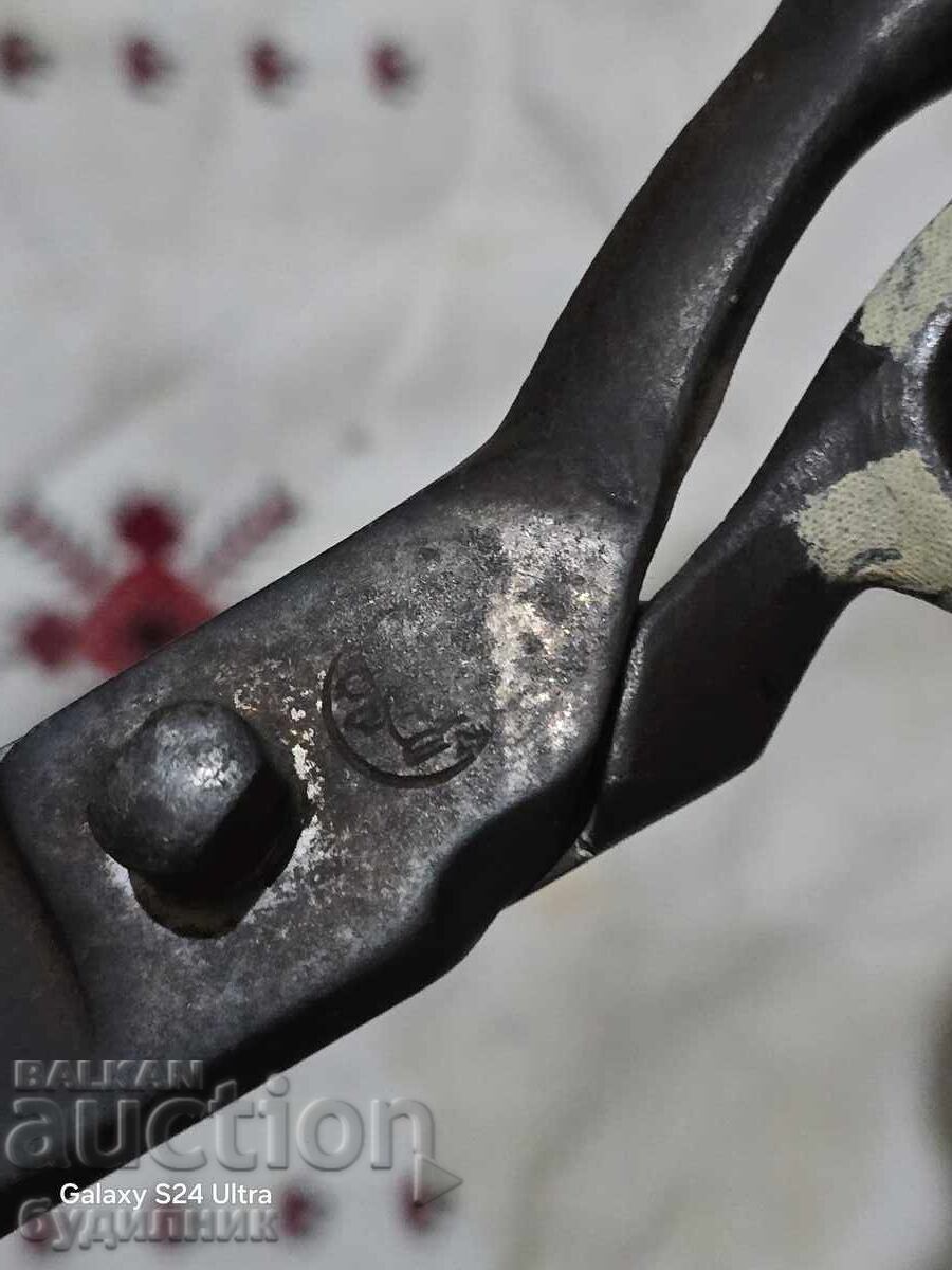 Παράδοση Τεράστιο ψαλίδι. Πρόκειται για παλιό επαγγελματικό ψαλίδι ραπτικής (κοπτικής) Παράδοση Τεράστιο ψαλίδι. Πρόκειται για παλιό επαγγελματικό ψαλίδι ραπτικής (κοπτικής)