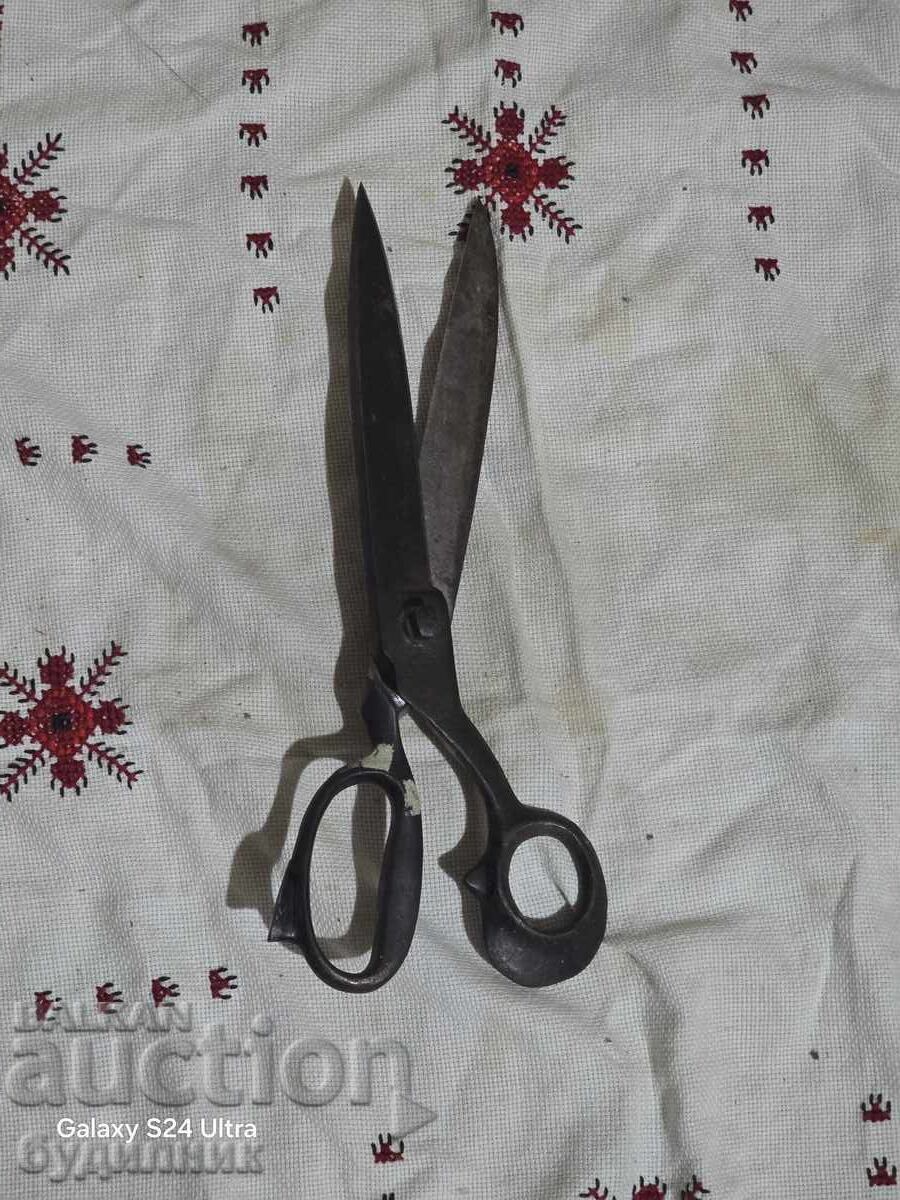 Τεράστιο ψαλίδι. Πρόκειται για παλιό επαγγελματικό ψαλίδι ραπτικής (κοπτικής) Τεράστιο ψαλίδι. Πρόκειται για παλιό επαγγελματικό ψαλίδι ραπτικής (κοπτικής)