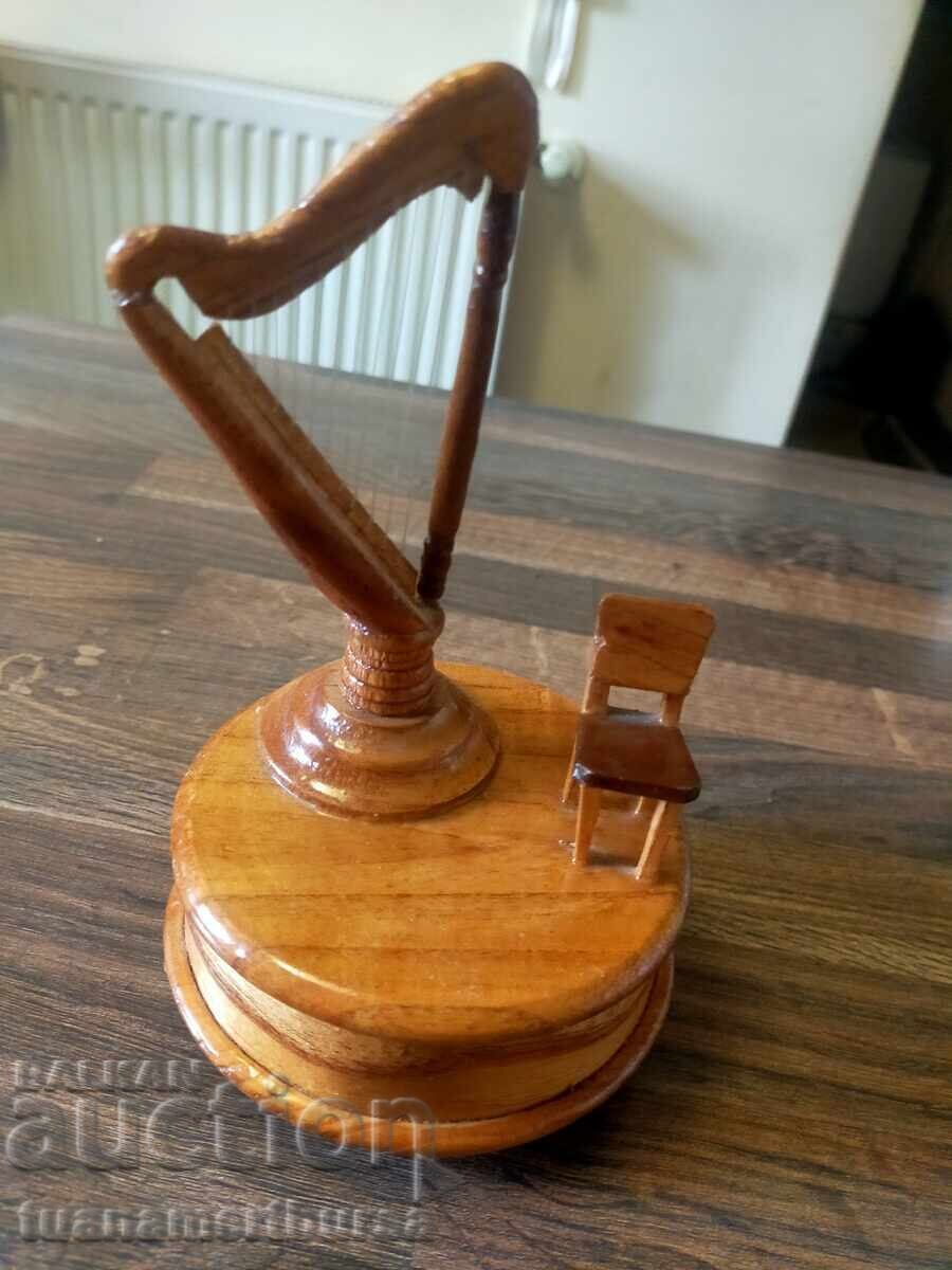дървена музикална кутия