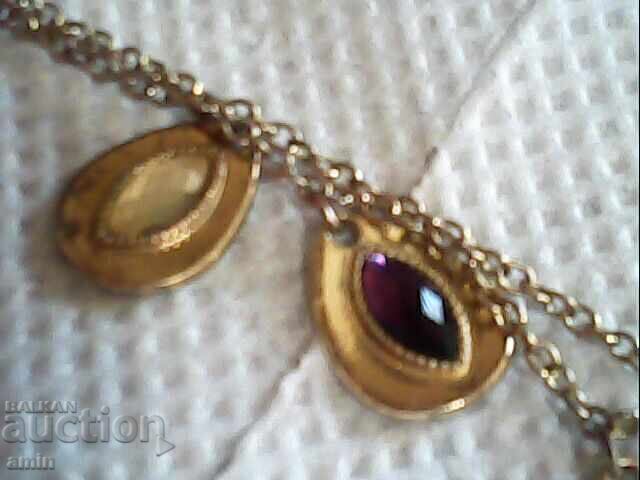 Colier vechi, frumos, argintat, cu pietre naturale, 30g cu preț € 8.00 | 15.65 BGN