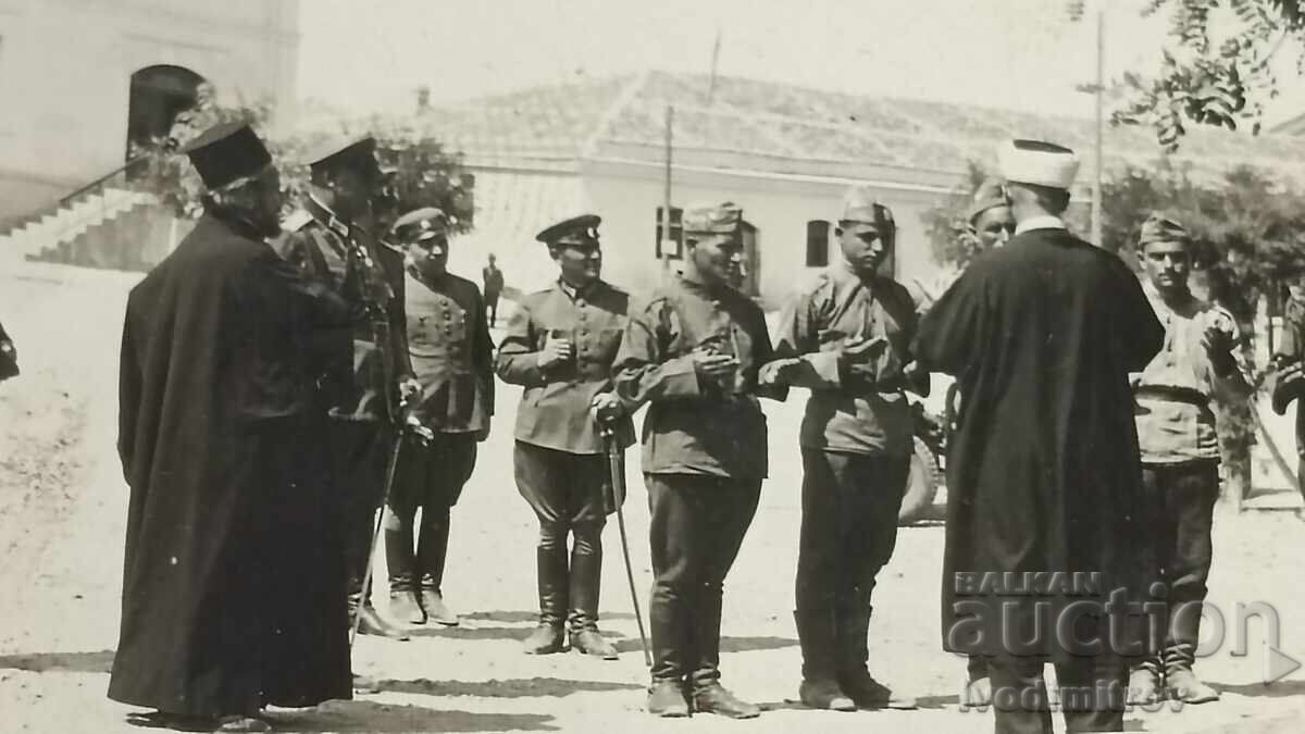 Licitație Fotografie ofițeri, soldați care se roagă și clerici