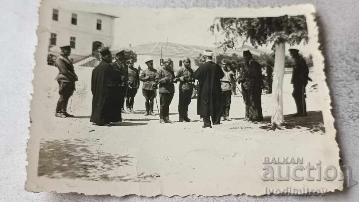 Fotografie ofițeri, soldați care se roagă și clerici