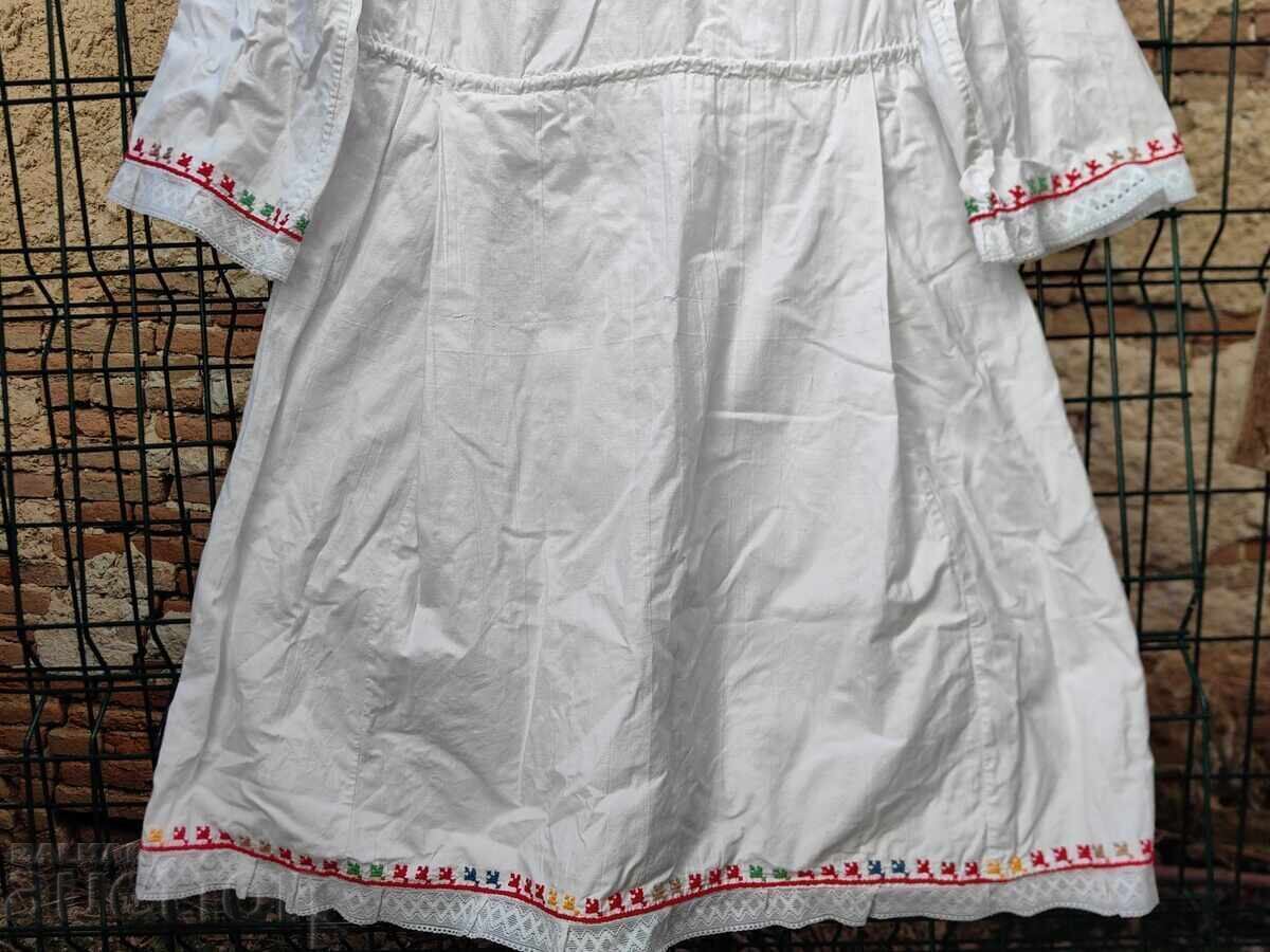 CĂMAȘĂ FEMEIE, COSTUM POPULAR, BRODERIE BOGATĂ, DANTELĂ cu preț € 15.00 | 29.34 BGN
