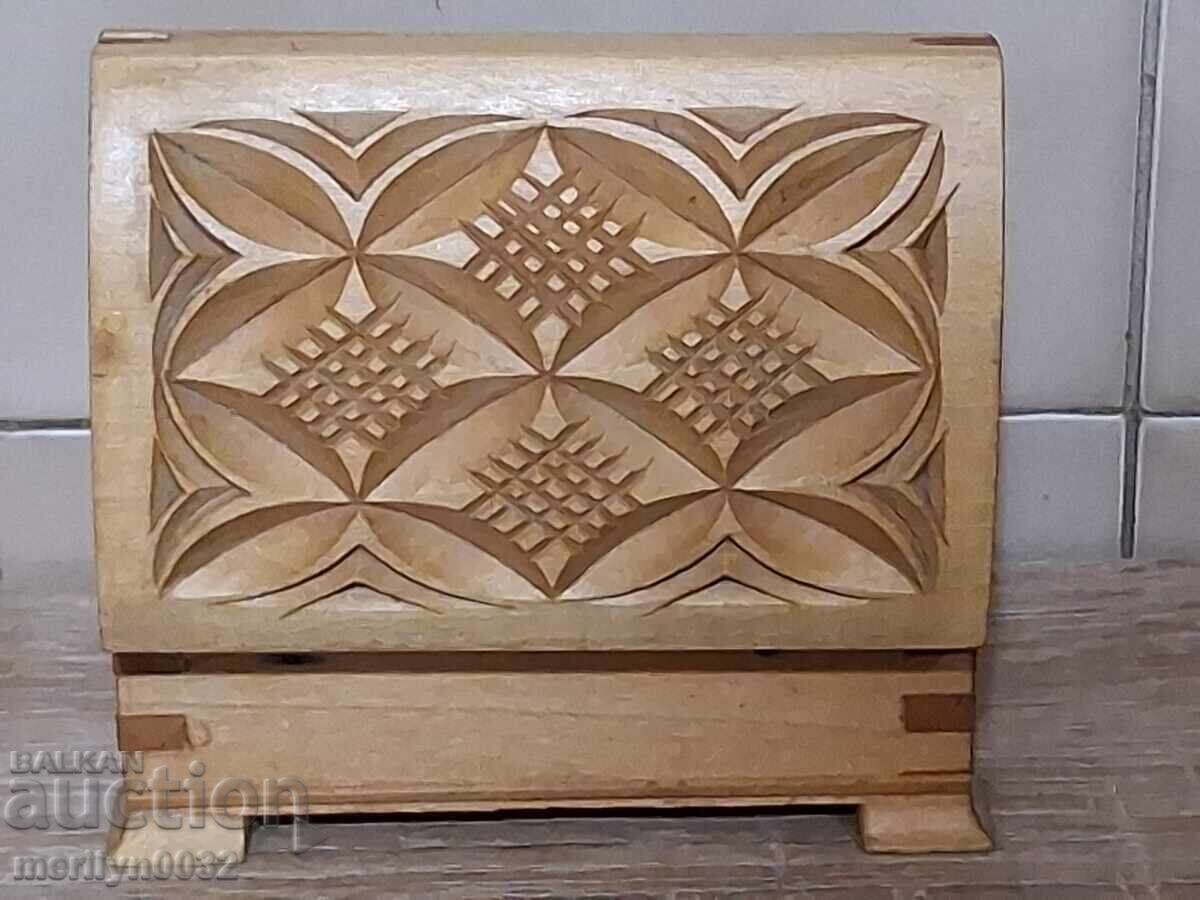 Licitație Cutie pentru bijuterii din lemn sculptat