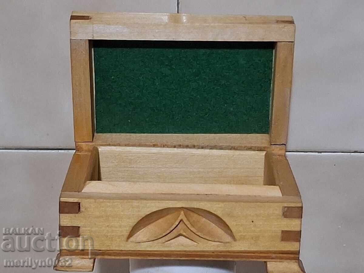 Livrarea Cutie pentru bijuterii din lemn sculptat