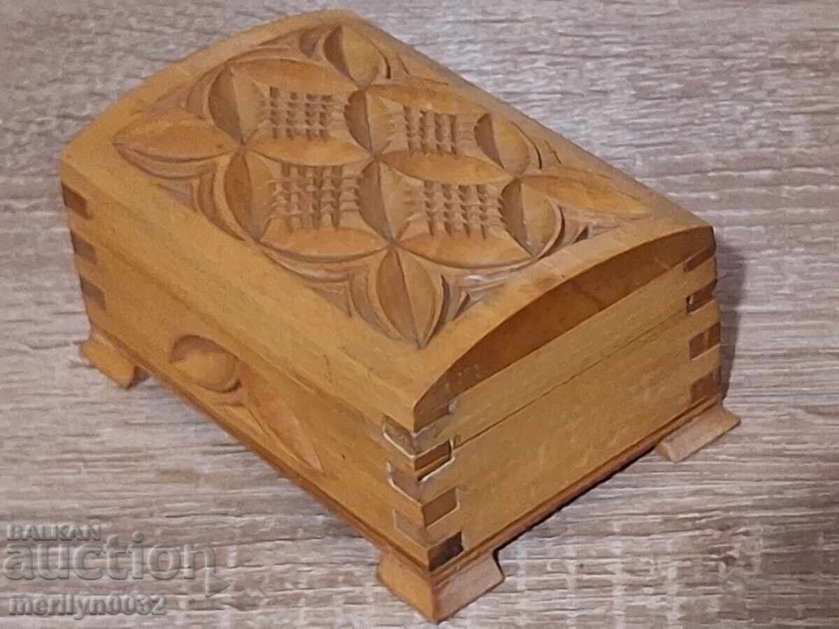Cutie pentru bijuterii din lemn sculptat