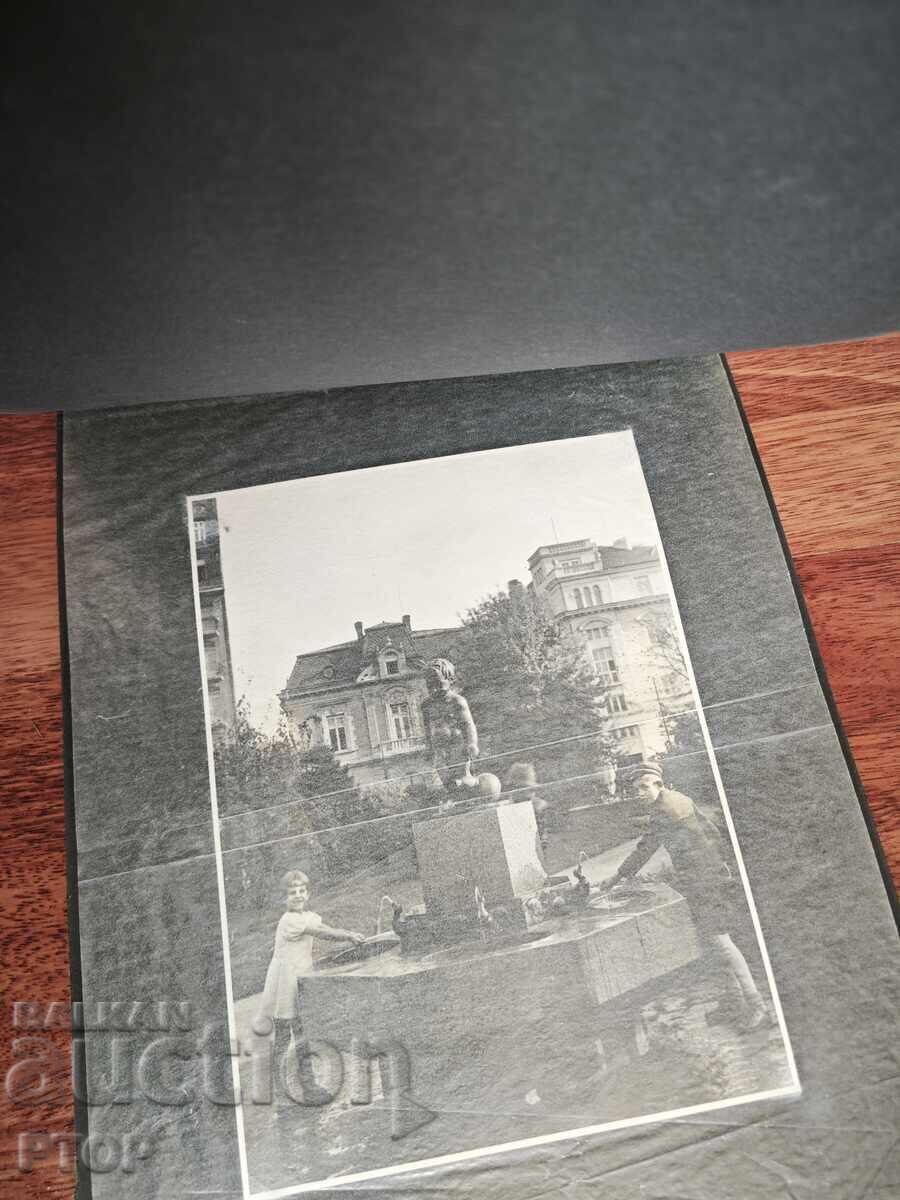 Албум Скулпторната украса на столицата кмет Ив. Иванов с цена € 200.00 | 391.17 лв. Албум Скулпторната украса на столицата кмет Ив. Иванов с цена € 200.00 | 391.17 лв.