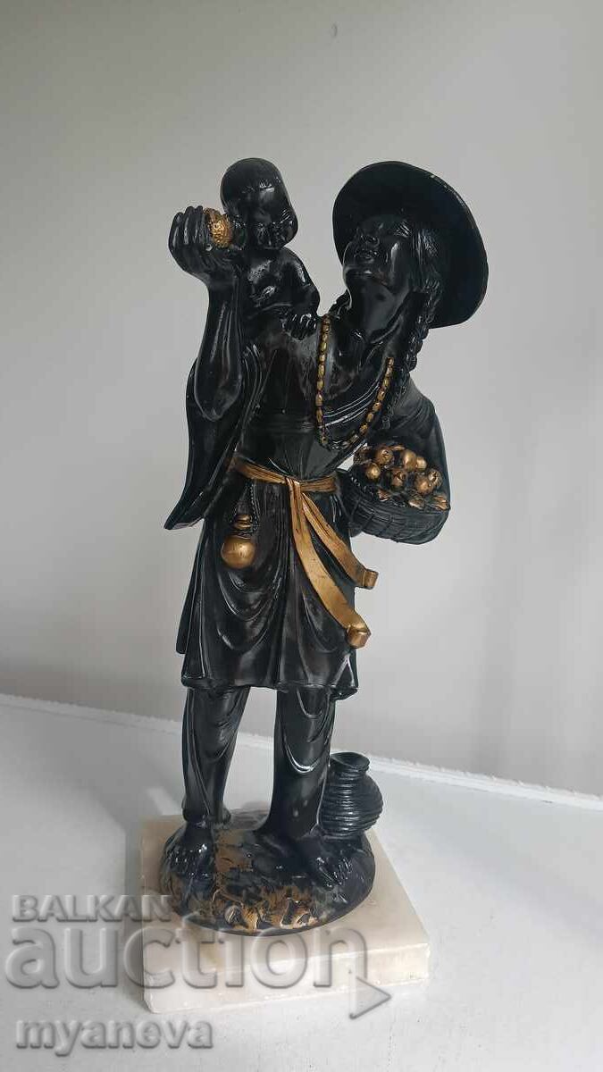 Ασιατικό αγαλματίδιο σε παραδοσιακό έθνικ στυλ