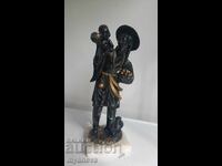 Ασιατικό αγαλματίδιο σε παραδοσιακό έθνικ στυλ