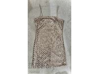 Λαμπερό μίνι φόρεμα με παγιέτες PrettyLittleThing