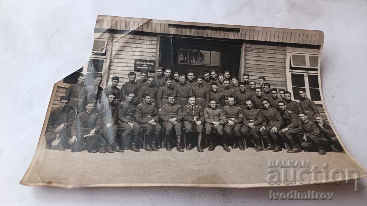 Φωτογραφία Αξιωματικοί και στρατιώτες με Γερμανό αξιωματικό στη μέση