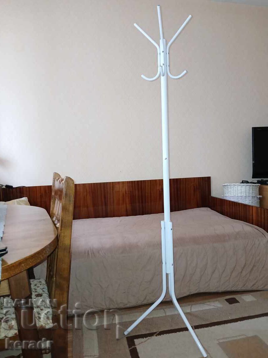 Cuier metalic înalt alb cu preț € 20.00 | 39.12 BGN