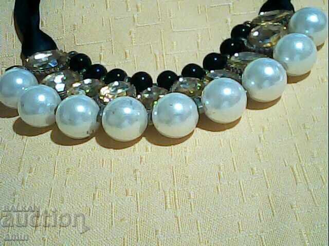 Όμορφο κολιέ από μαργαριτάρια, κρύσταλλα, όνυχα Όμορφο κολιέ από μαργαριτάρια, κρύσταλλα, όνυχα