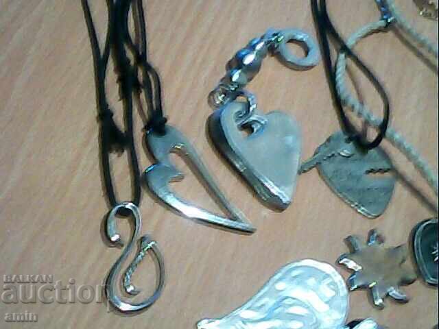 Livrarea Coliere vechi argintate cu inimioare