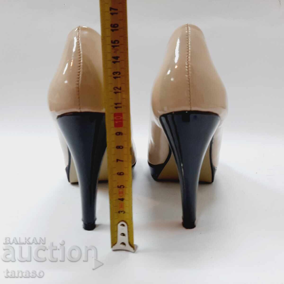 Licitație Pantofi vintage italieni cu toc înalt Paola Bacelli, culoarea bej