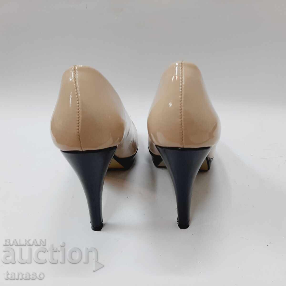 Livrarea Pantofi vintage italieni cu toc înalt Paola Bacelli, culoarea bej