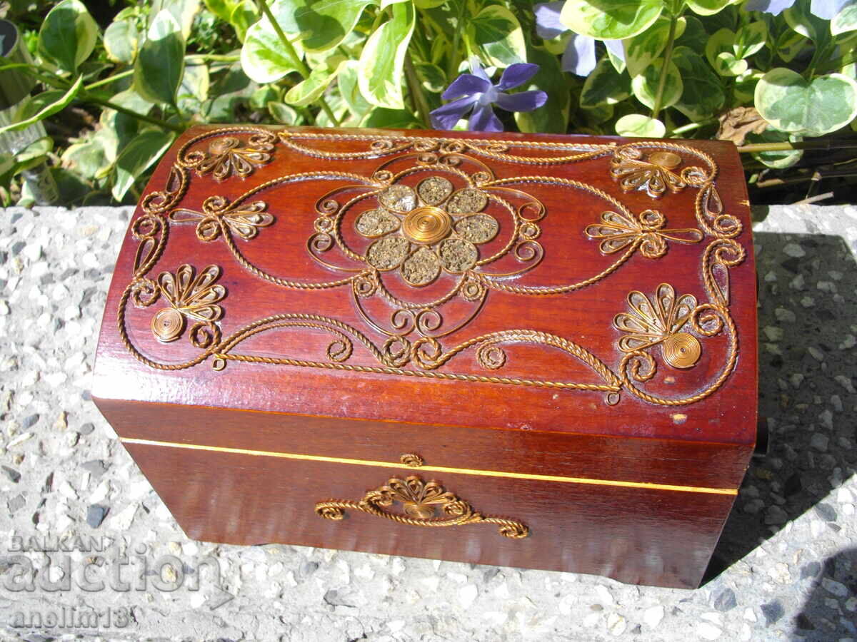 СТАРА МУЗИКАЛНА КУТИЯ КОВЧЕЖЕ ЗА БИЖУТА СССР с цена € 40.00 | 78.23 лв.