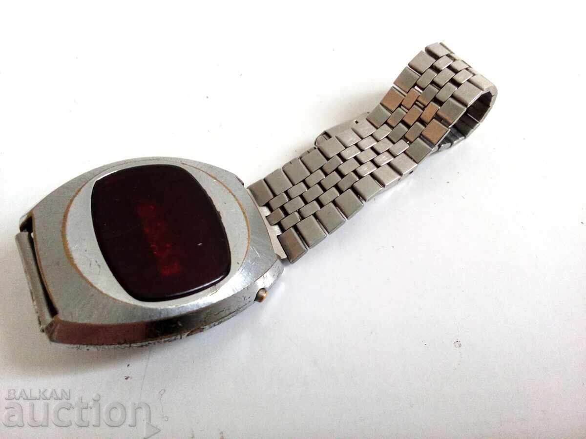 ψηφιακό ρολόι με οθόνη LED, που παρουσιάστηκε τη δεκαετία του '70 με τιμή € 165.00 | 322.71 BGN