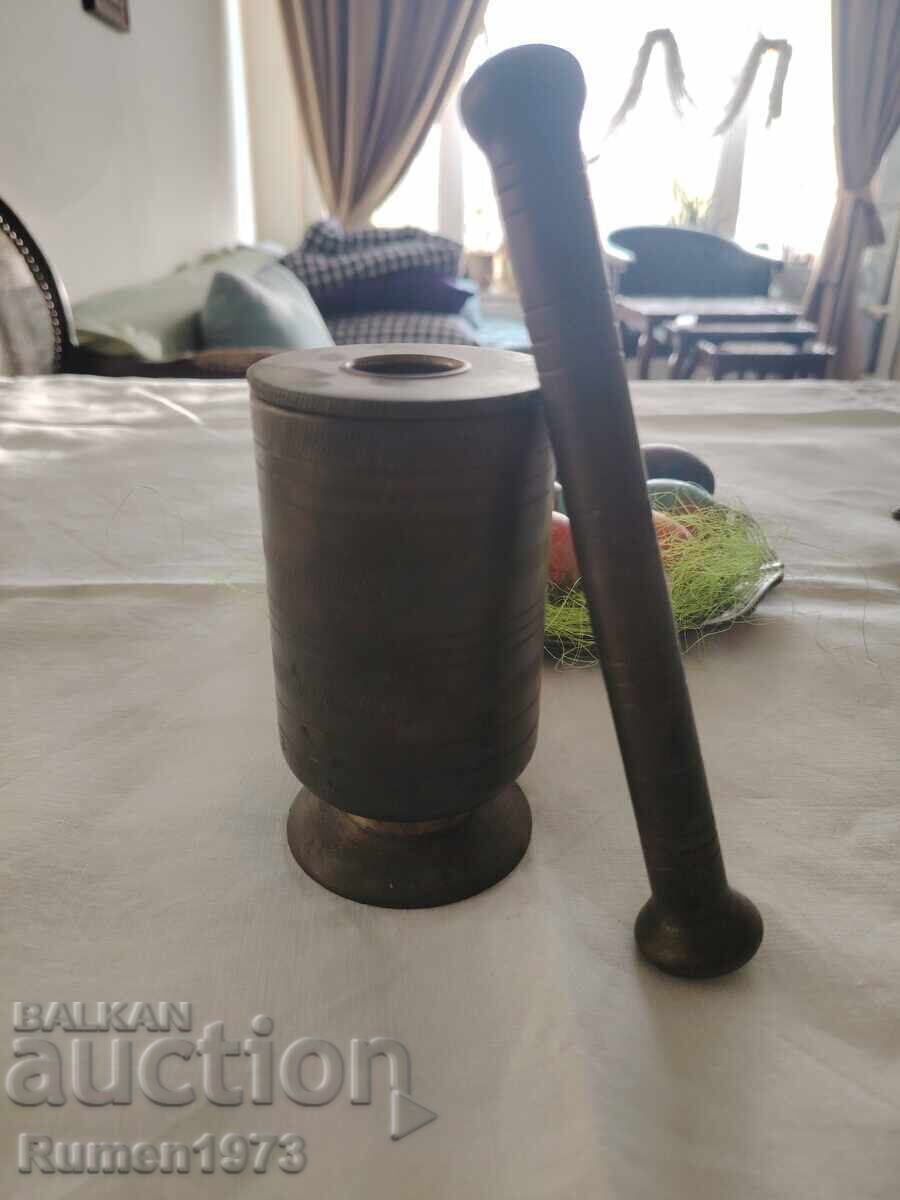 Delivery of Unique, old mortar with a lid RRR