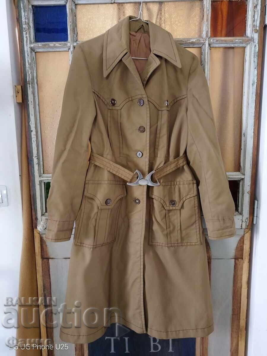 Articol vestimentar retro, trenci de damă, modă RILA din anii '70 cu preț € 35.00 | 68.45 BGN