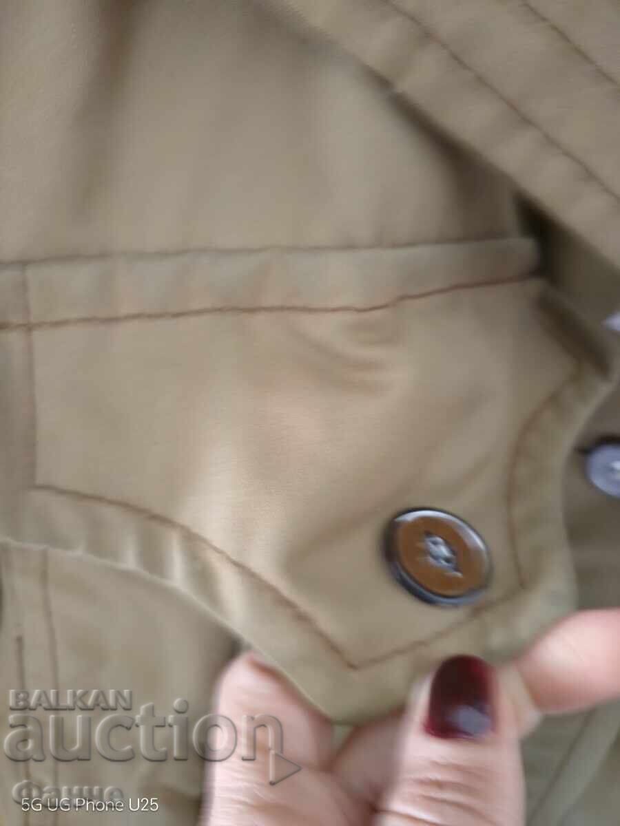 Livrarea Articol vestimentar retro, trenci de damă, modă RILA din anii '70