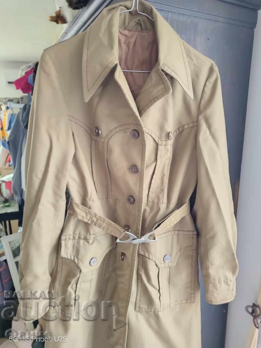 Articol vestimentar retro, trenci de damă, modă RILA din anii '70