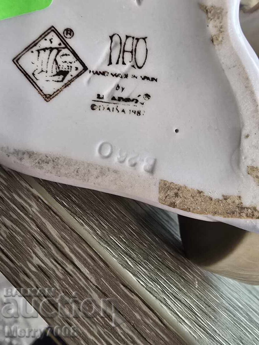 Доставка на Порцеланова колекционерска фигура е от серията NAO by Lladro