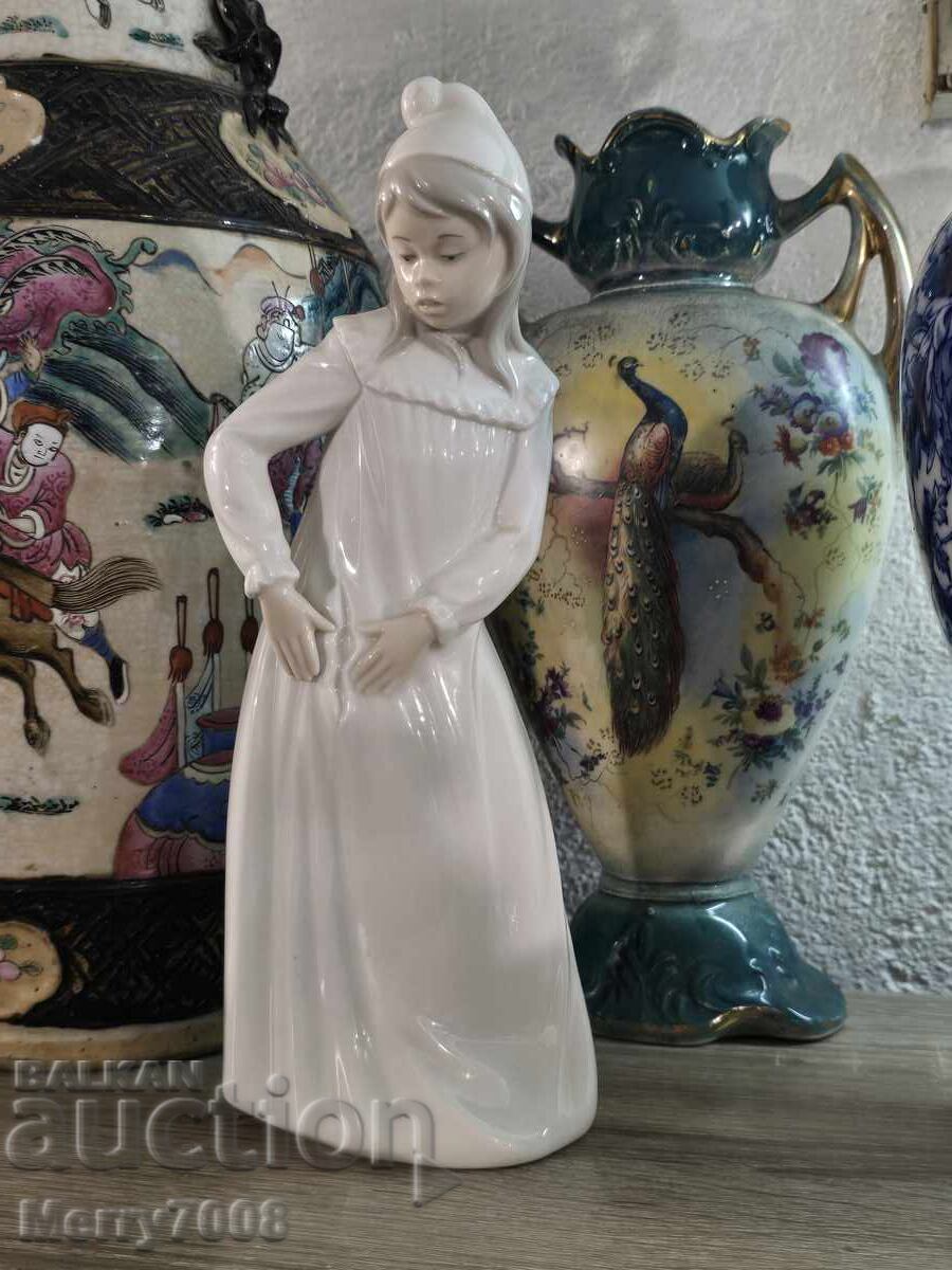 Παράδοση Πορσελάνινη φιγούρα, μέρος της συλλογής NAO by Lladro!