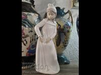 порцеланова фигура е част от колекцията NAO by Lladro !