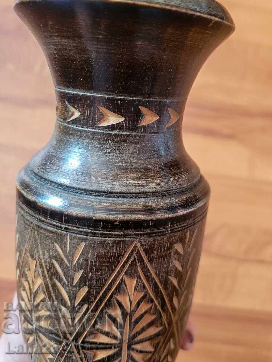 Livrarea Vază din lemn sculptată manual