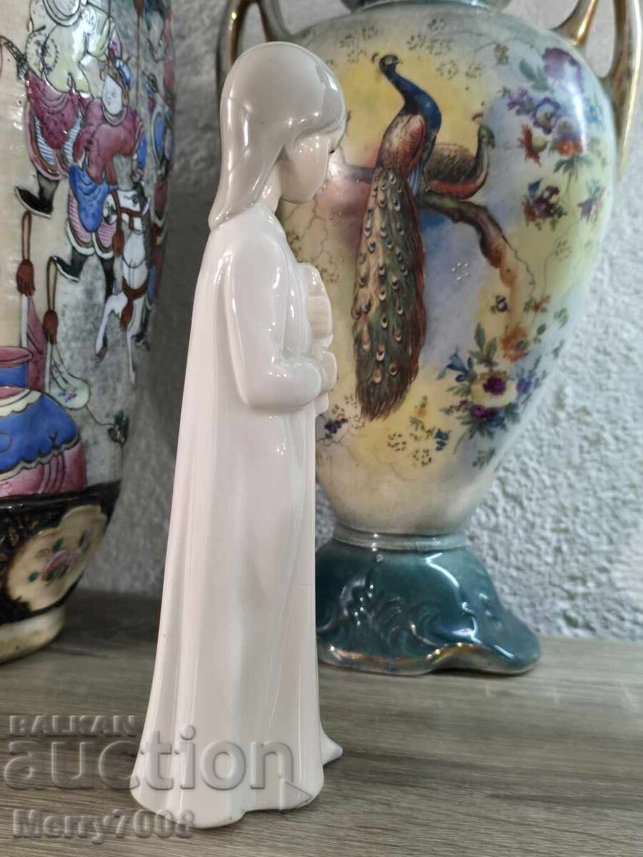 порцеланова колекционерска фигура е от NAO by Lladro ! с цена € 35.00 | 68.45 лв.