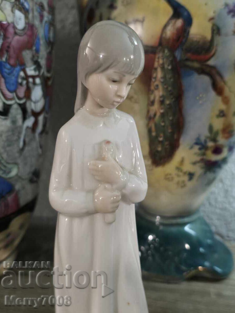 Доставка на порцеланова колекционерска фигура е от NAO by Lladro !