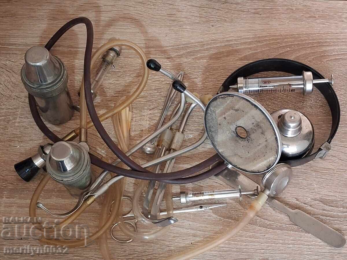 Geantă de doctor din piele cu instrumente medicale și stetoscop în interior cu preț € 117.24 | 229.30 BGN