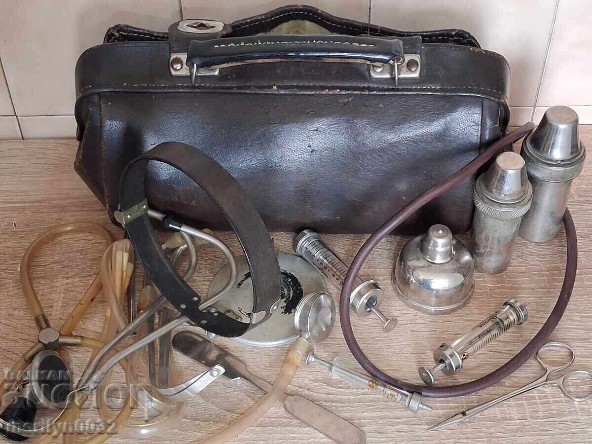Licitație Geantă de doctor din piele cu instrumente medicale și stetoscop în interior